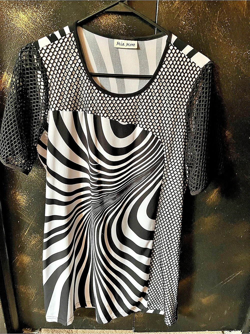 Mia More Black & White Abstract Mesh Top Like New